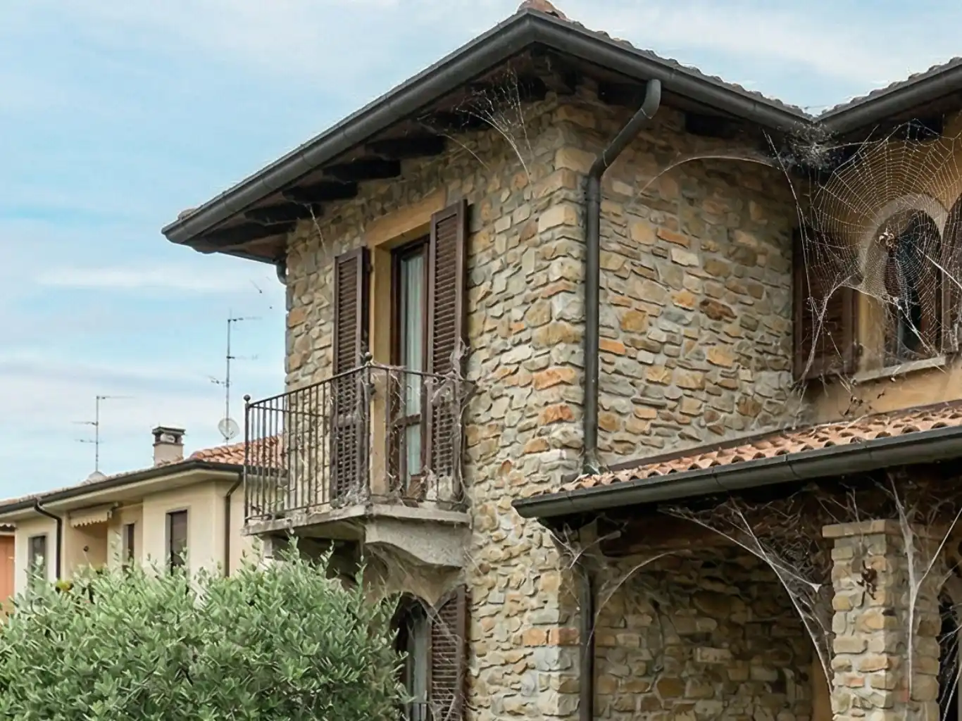 unrecognizable-person-white-chemical-protection-suit-doing-disinfection-public-areas-stop-spreading-highly-contagious-corona-virus deragnatura-facciate-esterne-novara-varese